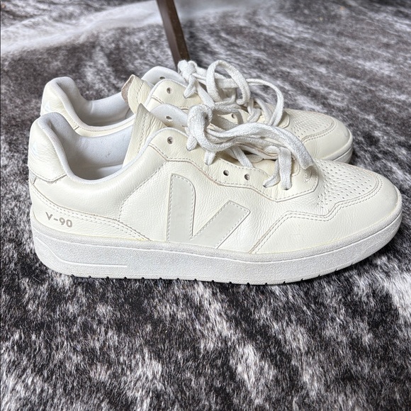 Veja V-90 Sneakers - Picture 2 of 9